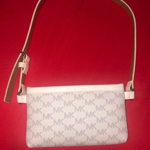 Small Michael Kors zipper purse